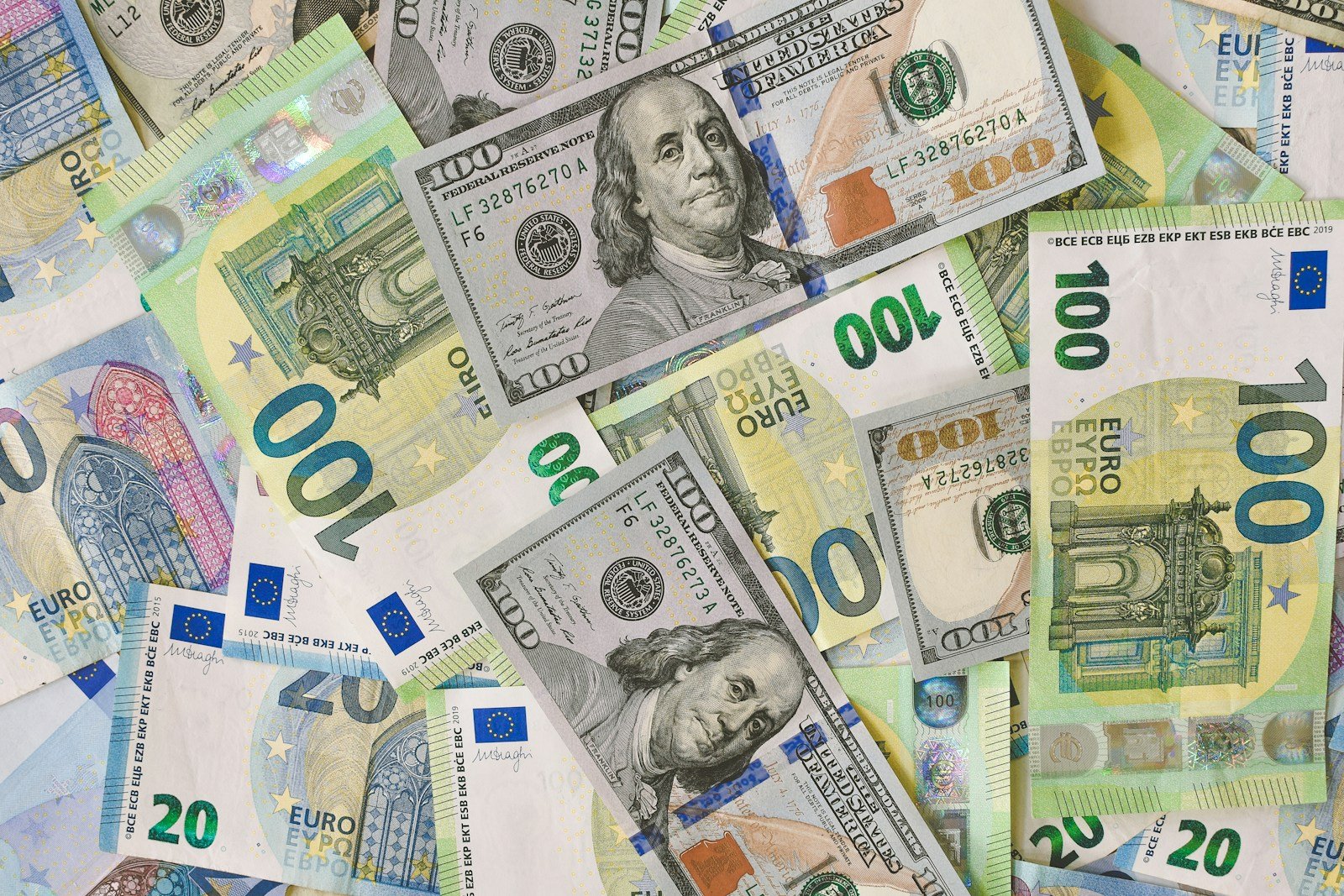 Why Currencies Rise and Fall: The Forces Behind Exchange Rate Movements